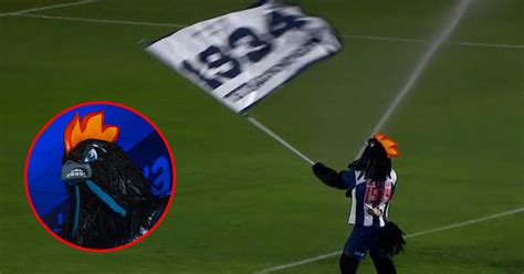 Alianza Lima Present A Gallo Negro Su Nueva Mascota Que Porta La