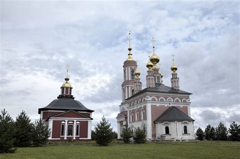 Igreja Do Arcanjo Michael E Igreja Do Aviso Veliky Novgorod Imagem De