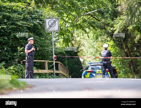 Polizisten Stehen Im Polizeiwagen Stockfotos Und Bilder Kaufen Alamy