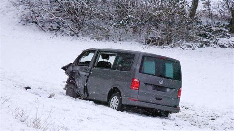 Dipperz Zwei Autos Krachen Frontal In Vw Bus Hessen