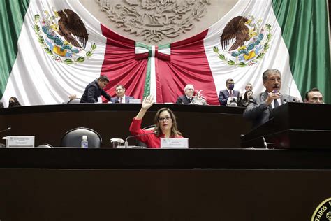 Senadora Gina Andrea Cruz Blackledge Durante La Sesión De La Comisión