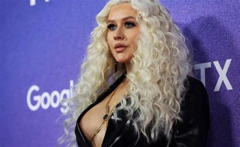 Christina Aguilera Enciende Instagram Con Vestido Satinado Braless