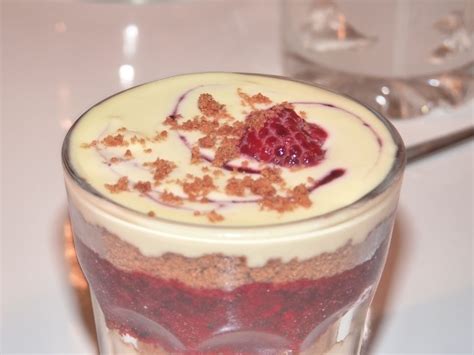 Verrine Chocolat Blanc Sp Culoos Fruits Rouge Pour Personnes