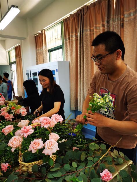 “以花育人 师德师风建设”插花活动 农学与生物技术学院