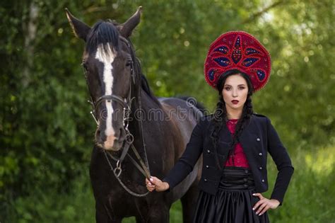 Modelo Caucasiano Lindo No Cavalo Do Puro Sangue Da Terra Arrendada De