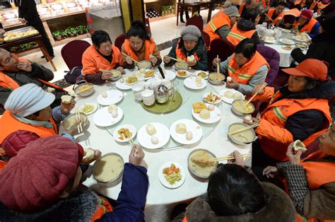 暖心！饭店老板连续四个寒冬请环卫工人吃免费早餐 搜狐大视野 搜狐新闻