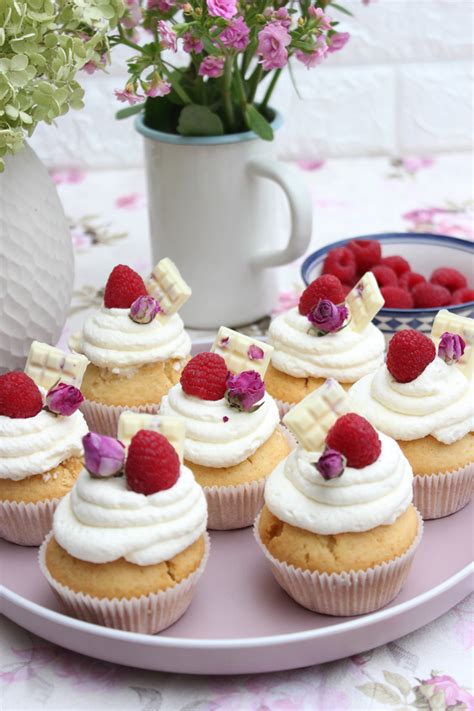 Fruchtige Himbeer Cupcakes Mit Vanille Frosting Mit Marmetube