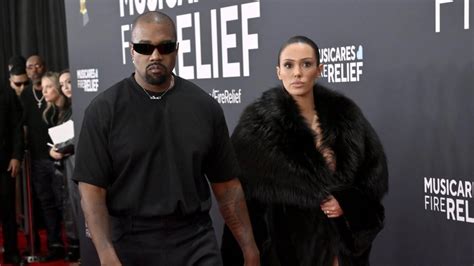 Kanye şeffaf elbisesiyle dikkatleri üzerine çeken Bianca dan boşanıyor