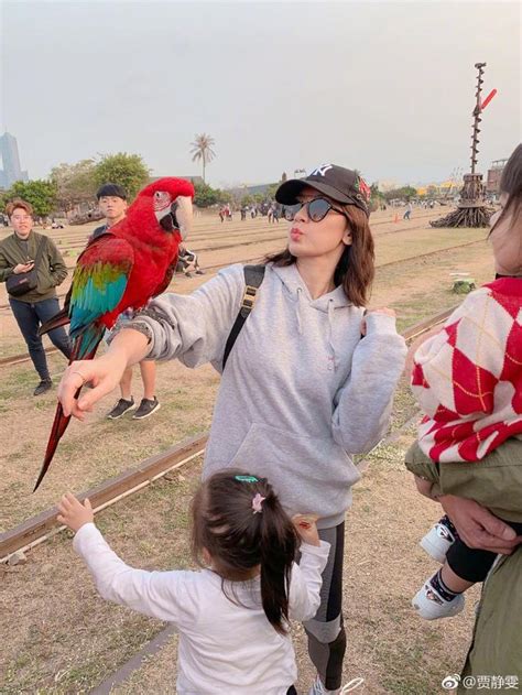 賈靜雯2019首曬全家福，一家四口去旅行，咘咘波妞合影樣子好可愛 每日頭條