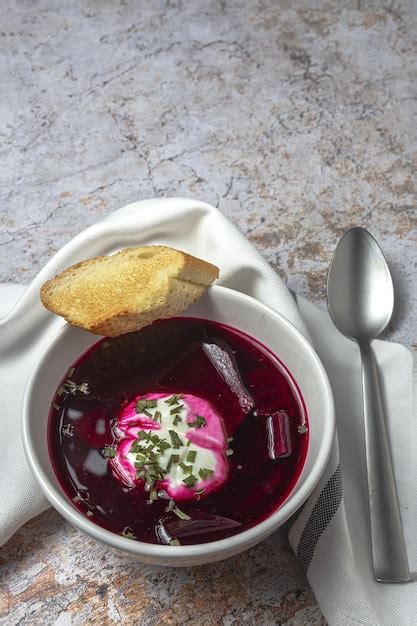 Sopa tradicional de borscht rojo nacional ucraniano y ruso en un tazón