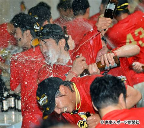 写真：＜ソフトバンク＞歓喜のビールかけ「俺が～」「やる！」の大合唱 東スポweb