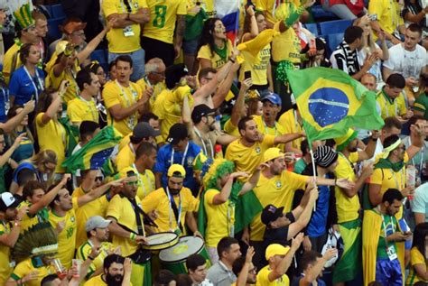 Seleção chega ao Brasil com aplausos da torcida - Hora do Povo