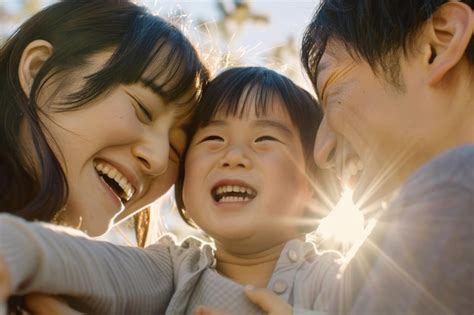 Una joven familia japonesa participando juntos en actividades lúdicas