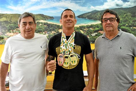 Prefeitura De Ilhabela E Atletas Do Programa Bolsa Atleta Assinam