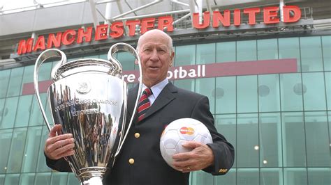 Sir Bobby Charlton, England World Cup winner and Manchester United legend, dies | UK News | Sky News