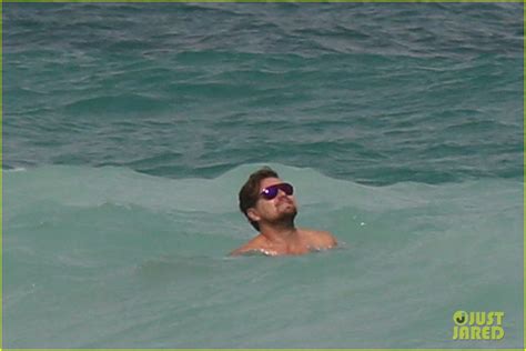 Leonardo DiCaprio Hits The Beach Shirtless In Cancun Photo 3827899