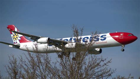 Flugzeug sackt plötzlich auf Startbahn ab Video zeigt Zwischenfall