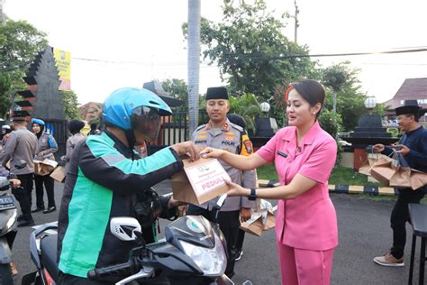 Ramadhan Berkah Polres Kediri Kota Dan Bhayangkari Berbagi Takjil