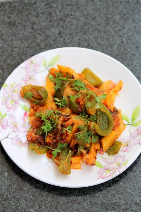 Aloo Capsicum Recipe or Aloo Shimla Mirch - Yummy Indian Kitchen