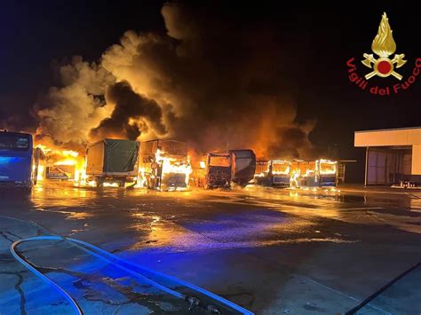 Incendio A Nettuno Brucia Un Capannone Industriale In Fiamme Autobus