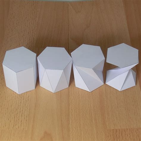 Modelo De Papel De Un Prismas Hexagonal Torcido