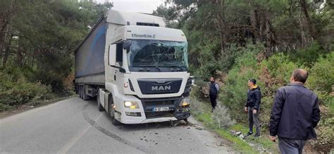 Zmir De Feci Kaza Tir Belediye Otob S Ne Arpt L Ve Yaral Lar Var