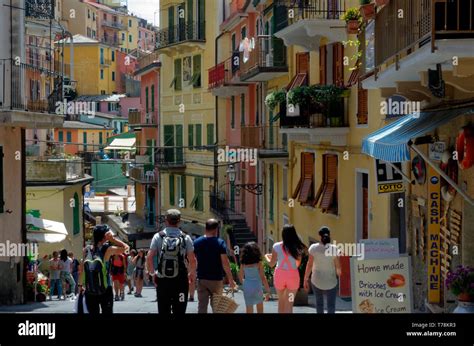 Los Turistas Que Caminan Entre Coloridos Balc N Edificios Esparcidos A