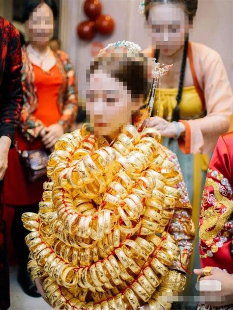 广东又一土豪婚礼刷屏！“硬颈”新娘戴满黄金，现场画面壮观 南沙