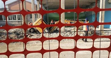 Paura Nel Cantiere Della Scuola Conte Ruspa Sprofonda In Una Buca