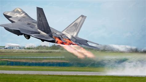 Skilled Us F 22 Pilot Turn On Afterburner Just Before Vertical Take Off Youtube