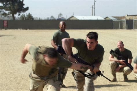 US Marine Corps USMC Sergeant SGT Michael Fuller Rechts Stehend