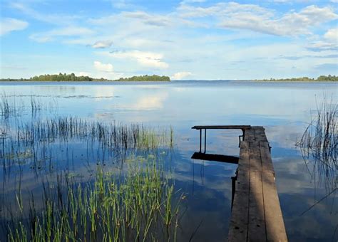 Rāznas Ezers No Zosnas Muižas Parka Puses Latgale Rēzeknes Rajons