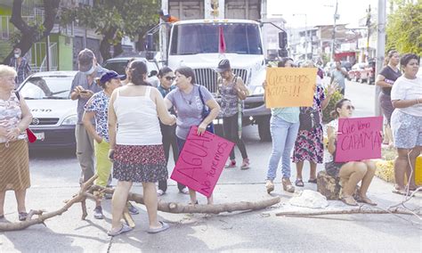 Habitantes De La Colonia La Laja Bloquean Ambos Carriles De La Avenida