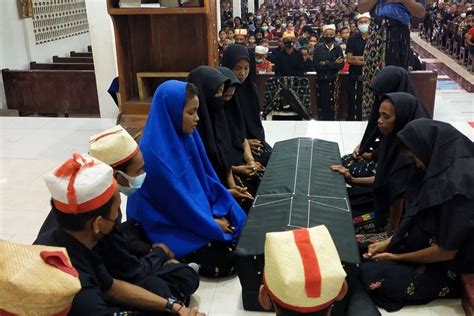 Foto Umat Katolik Manggarai Timur Ntt Bawa Ritual Ngore Ngote Saat