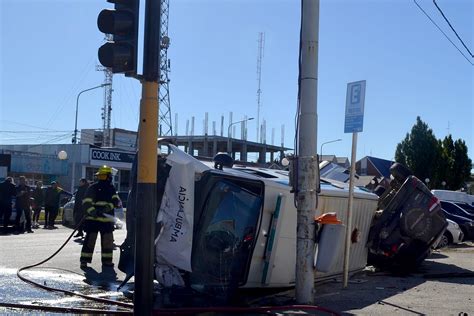 Colisi N Y Vuelco De Una Ambulancia Y Una Camioneta Hay Varias