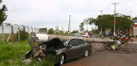 Carro derruba poste no Jardim São Domingos em Campinas Campinas e