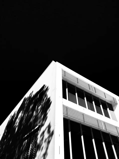 Gray Concrete Building · Free Stock Photo