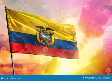 Bandera Ecuador Ondulante Sobre Bella Puesta De Sol Colorida O Fondo De Amanecer Concepto De