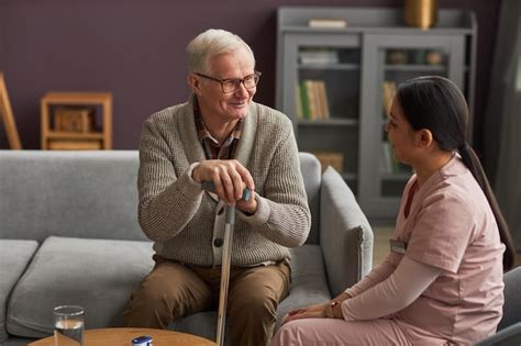 Anciano Hablando Con Trabajador Social En Casa Foto Premium