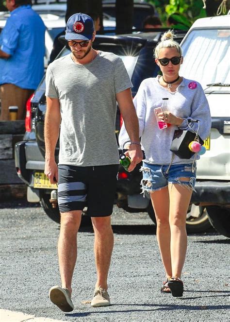 Miley Cyrus Faz Tatuagem Inusitada Em Homenagem A Liam Hemsworth