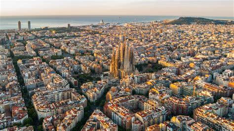 Detenidos Dos Ladrones En Barcelona Que Intentaban Tirar A Un Turista