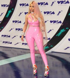 Nicki Minaj Flaunts Curves In Lolacrampon Booties And 1 Million Jewelry