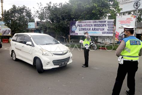 Penyekatan Kendaraan Wisatawan Di Jalur Puncak Bogor Antara Foto