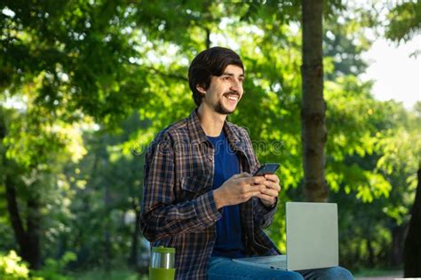 Jovem Freelancer Barba E Bigode Sentado Um Laptop Em Um Parque