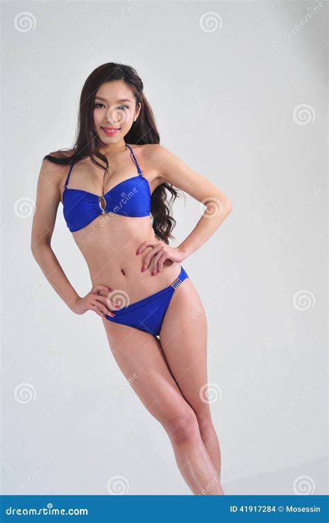 Fille Asiatique De Bikini Photo Stock Image Du Verticale