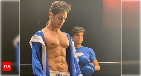 Bigg Boss 11 Fame Priyank Sharma Shows Off His Abs With A Quirky Note