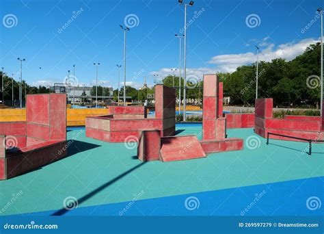 Terreno Deportivo Con Equipamientos De Parkour Y Freerunning Imagen De