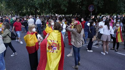 Vídeo miles de personas protestan en Valencia con una cacerolada