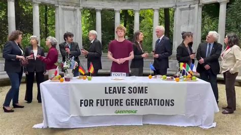 Activistas Recrean La Ltima Cena En Bruselas Para Reclamar M S