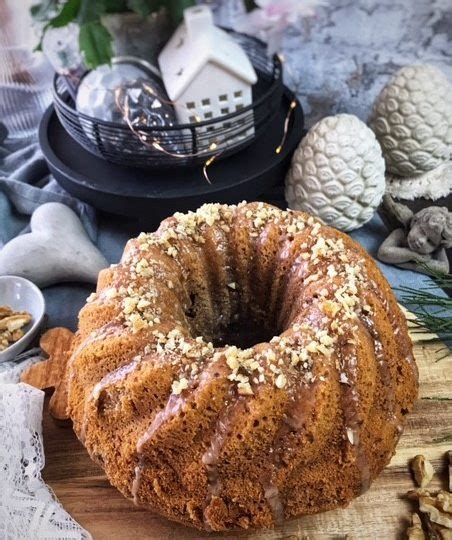 Herbstlicher Gugelhupf mit Äpfeln Zimt und Walnüssen Genusswerke